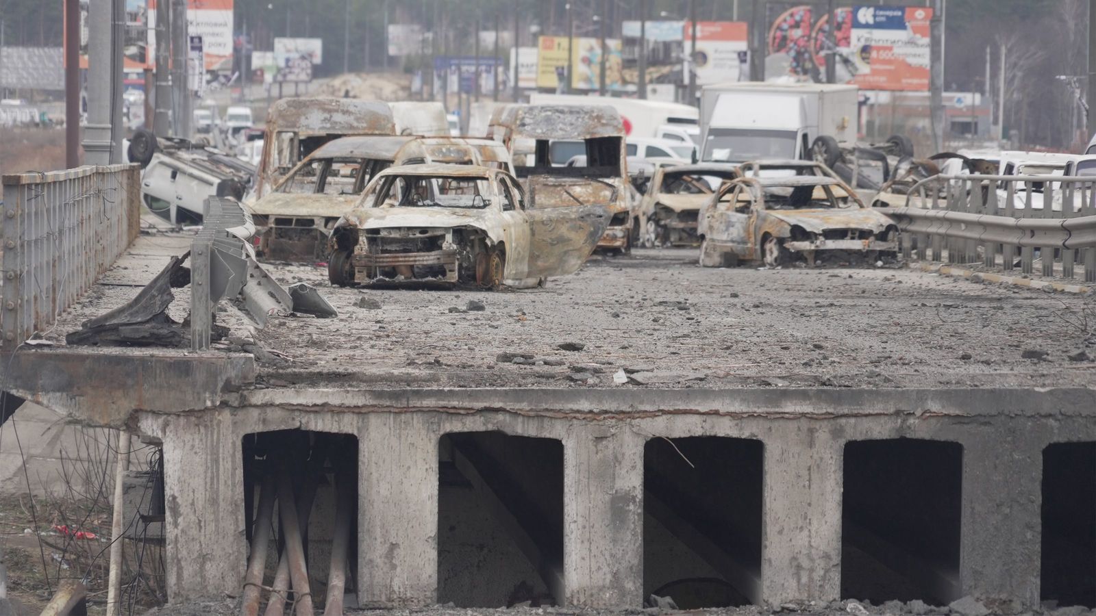 黒焦げの遺体が放置され､左足は赤い肉片がむき出しだった…プーチンの軍隊が破壊した街で見た悲惨な光景 はじめは｢燃えた廃材｣かと思ったが…