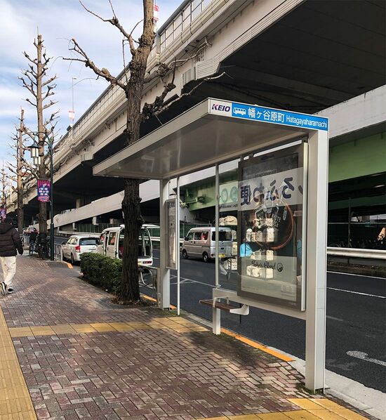 【画像1】事件現場となった幡ヶ谷原町のバス停。小さなベンチが一体となっている
