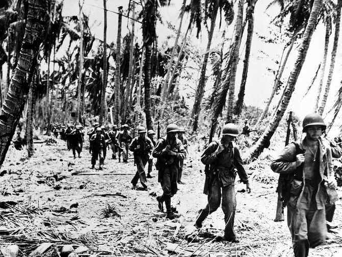 ガダルカナル島の戦いでマタニカウ川周辺に進軍するアメリカ海軍
