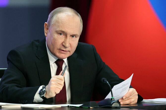 2024年4月2日、モスクワで開かれたロシア内務省理事会の年次拡大会議に参加するウラジーミル・プーチン大統領（この画像はロシアの国営通信社スプートニクが配信したものである）。