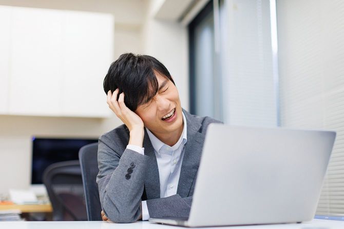 悩んでいる人のイメージ