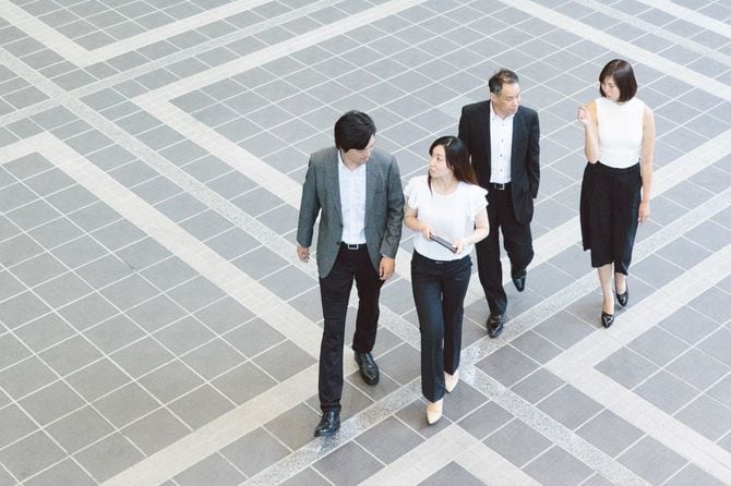 オフィスを歩く人
