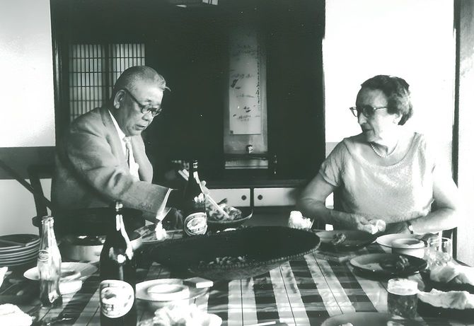 来日したシドニー・カルドーゾの母親をすき焼きでもてなす魯山人