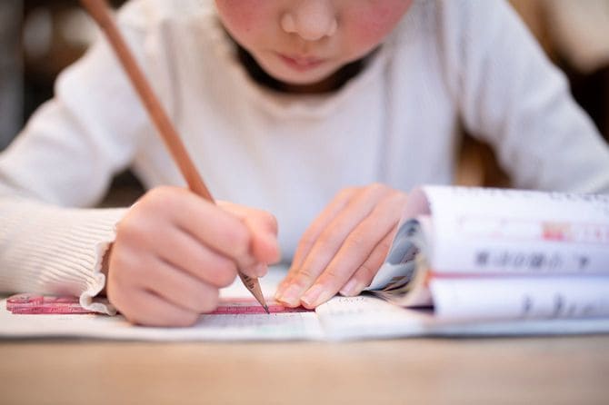 家で勉強している子ども