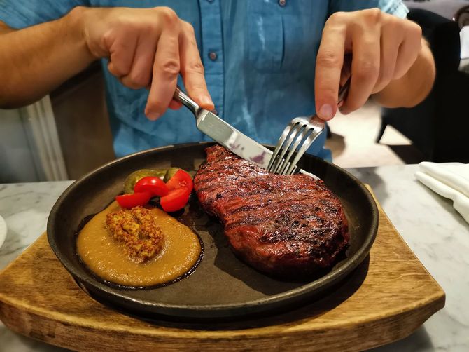 ステーキをカットするイメージ