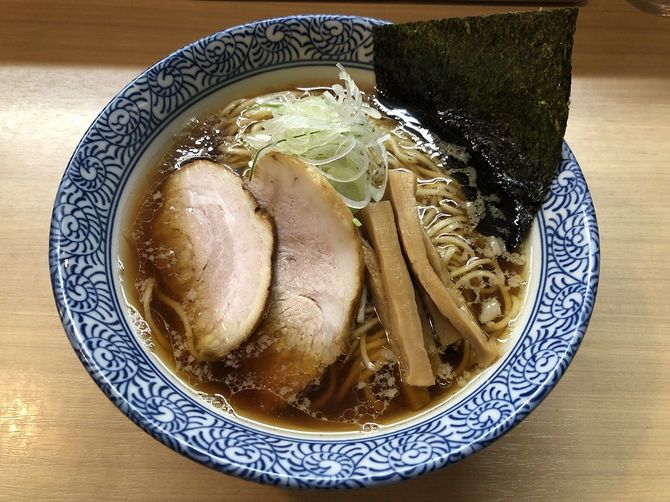 多賀野の中華そば。1杯850円。トッピングはチャーシュー、ネギ、メンマ、ノリ。スープはしょうゆベースで、出汁は鶏・豚・昆布・煮干しなどからとっている。