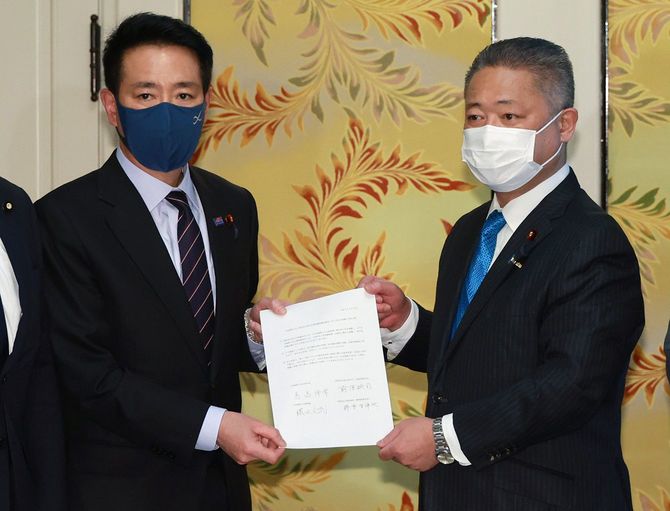 夏の参院選をめぐり、京都と静岡で選挙協力を行う覚書を交わす国民民主党の前原誠司選対委員長(左)と日本維新の会の馬場伸幸共同代表=2022年4月20日、国会内