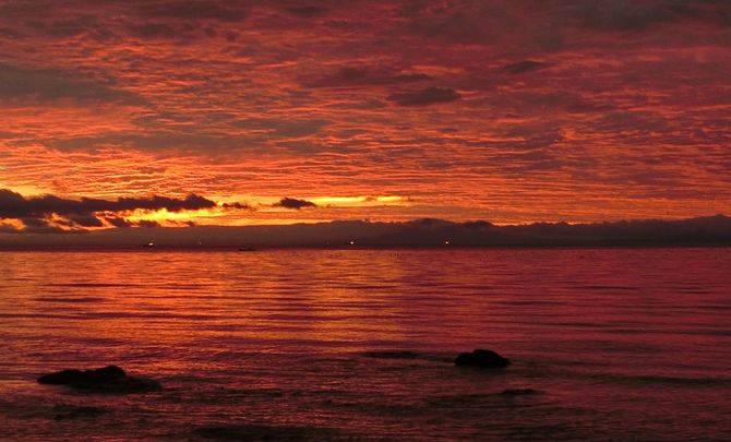 知床半島羅臼では国後島に昇る朝日の輝きが見える
