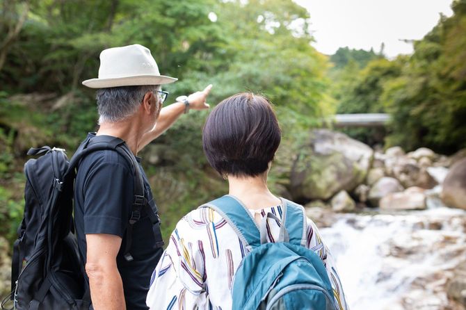 渓流を楽しむシニアカップル