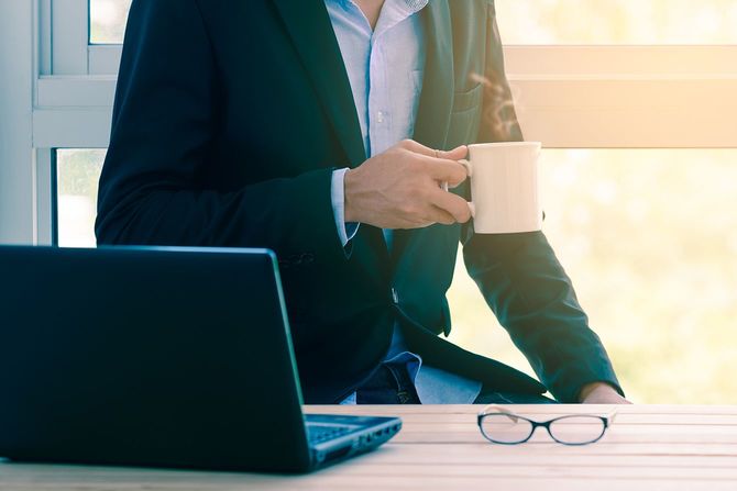 実業家でリラックスしながらコーヒーを飲む
