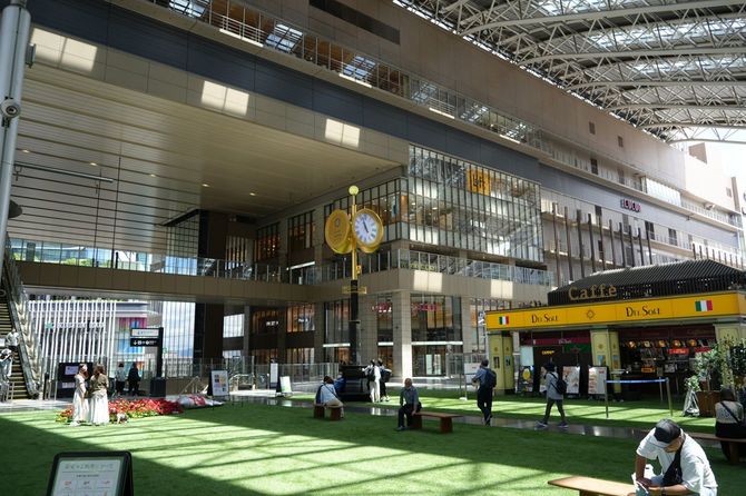 大阪駅の真上にこれがある！　時空の広場！　ジベタリアン仕放題