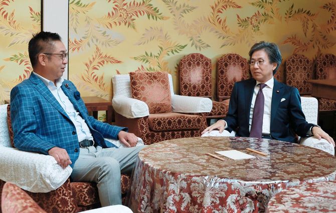 会談に臨む立憲民主党の安住淳（右）、日本維新の会の遠藤敬両国対委員長＝2022年9月21日午前、国会内