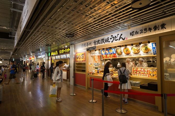 成田空港のフードコート