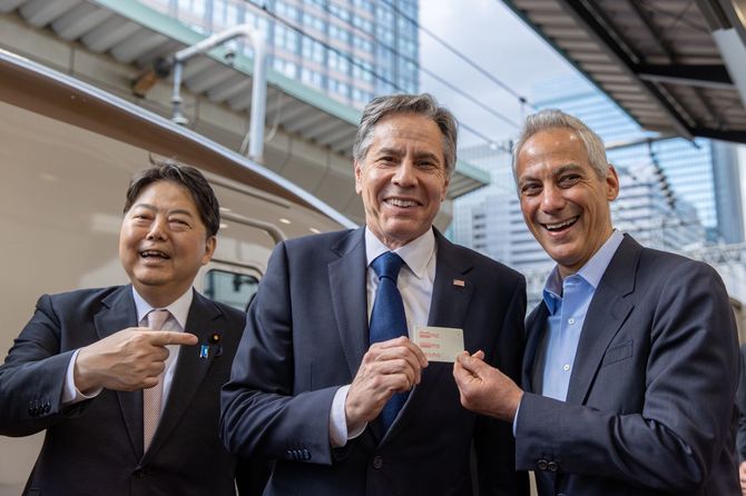 トニー・ブリンケン国務長官(中央)、ラーム・エマニュエル駐東京大使(いずれも肩書は当時)と映る林芳正氏