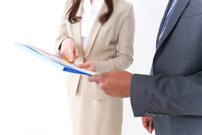 ビジネスパーソン2人が書面で確認