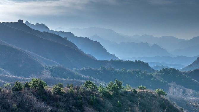 万里の長城とともに地平線に広がる果てしない山脈