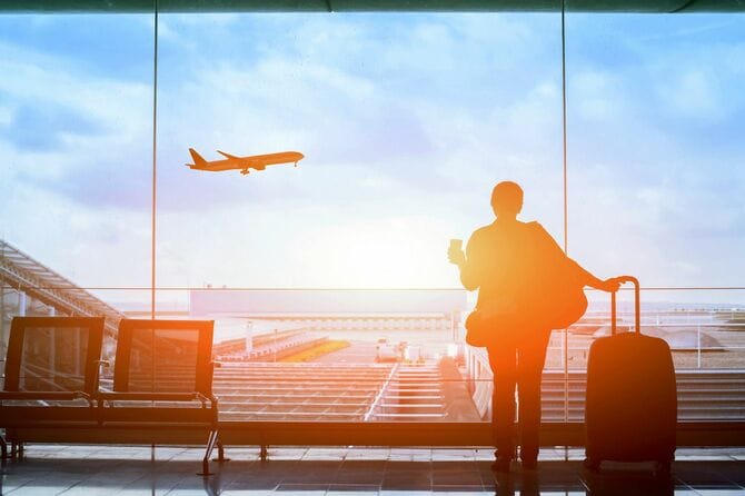 空港でのフライトを待っている幸せな旅行者