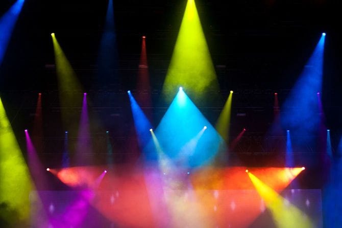 スモークを焚いたステージを照らすカラフルな照明