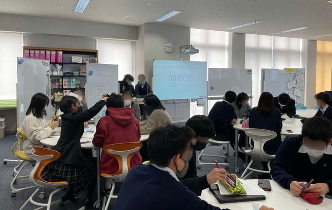 高校新クラス1年生の数学の授業風景　生徒自らが考えたプロジェクトを行っていた