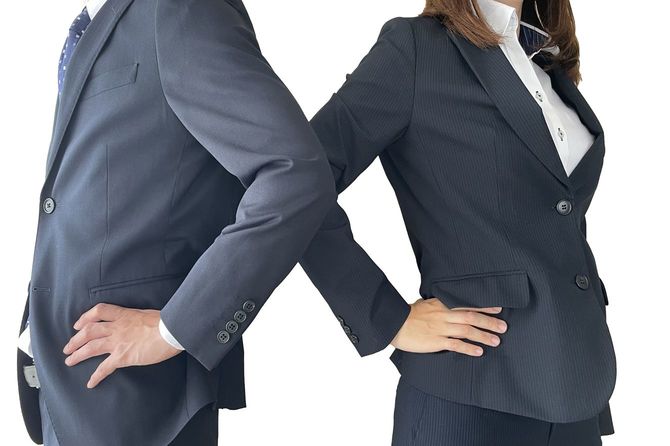 腰に手を当ててポーズをとっている男女