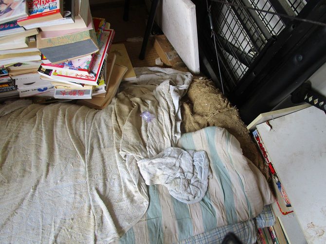 男性がここで寝起きしていたようだった。