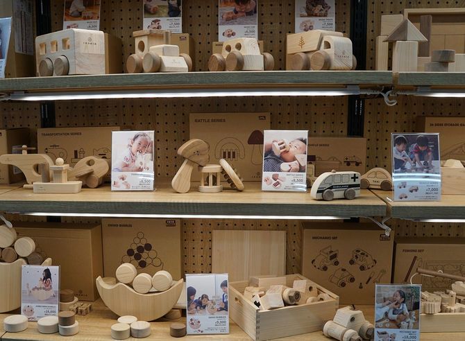 「IKONIH」の木製玩具