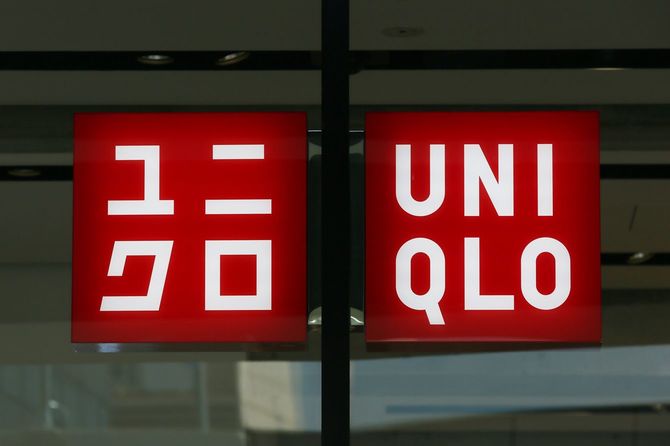 ユニクロの店頭に掲げられた看板=2021年4月20日、東京・銀座