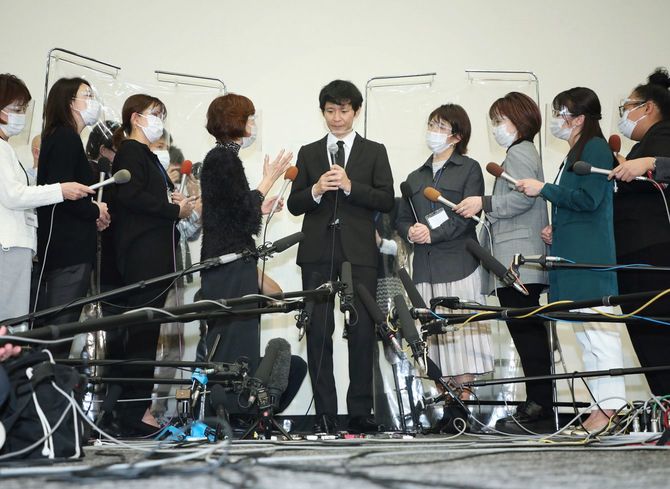 自身が起こした女性問題について記者会見するお笑いコンビ「アンジャッシュ」の渡部建さん(中央)=2020年12月3日、東京都新宿区