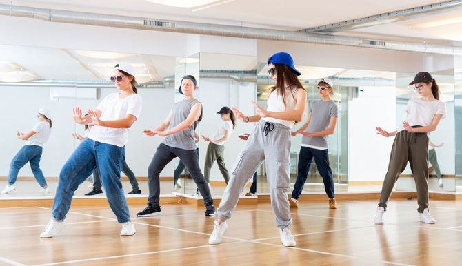 ダンススタジオでヒップホップを踊るティーンエイジャー