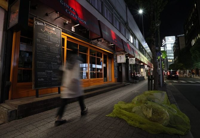 緊急事態宣言が発出され、閑散とする銀座の飲食店街=2021年4月26日午後、東京都中央区