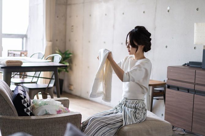 洗濯物をたたむ女性