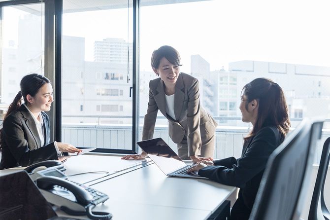 オフィスで働く3人のビジネスウーマン