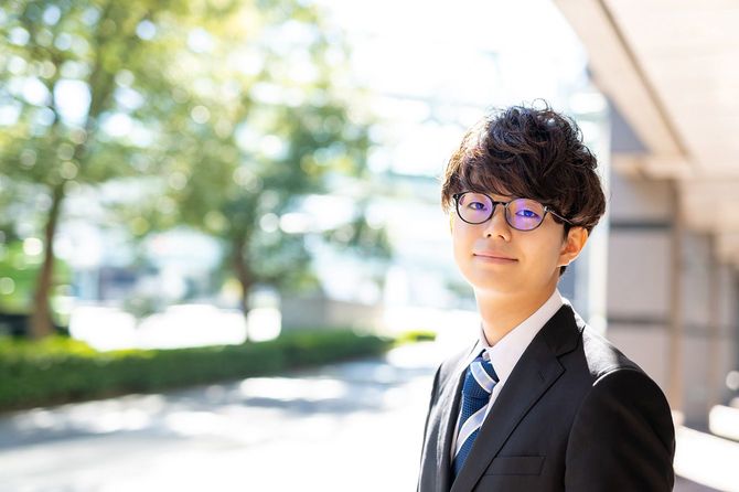 スーツを着た若い男性