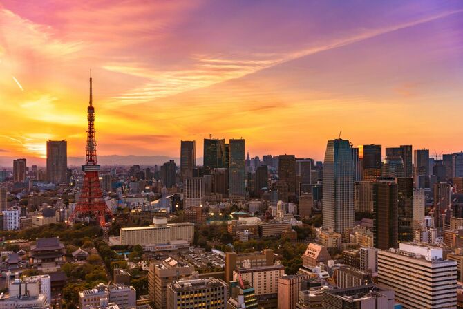 東京タワーの美しいピンクとオレンジ色の夕日の鳥瞰図