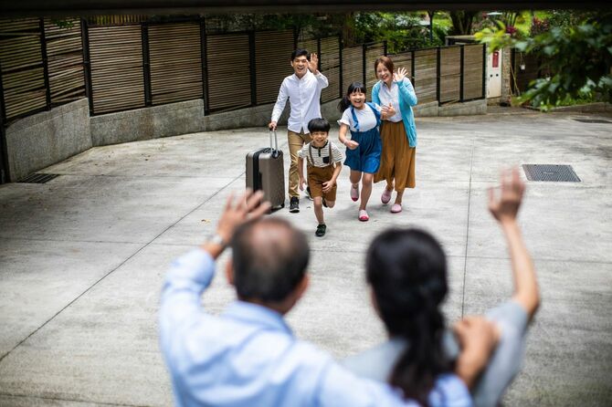 祖父母の家に帰省した夫婦と子供
