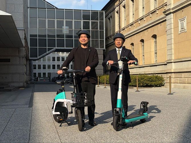 京都府庁で記念撮影する西脇隆俊京都府知事とLuupの岡井大輝代表