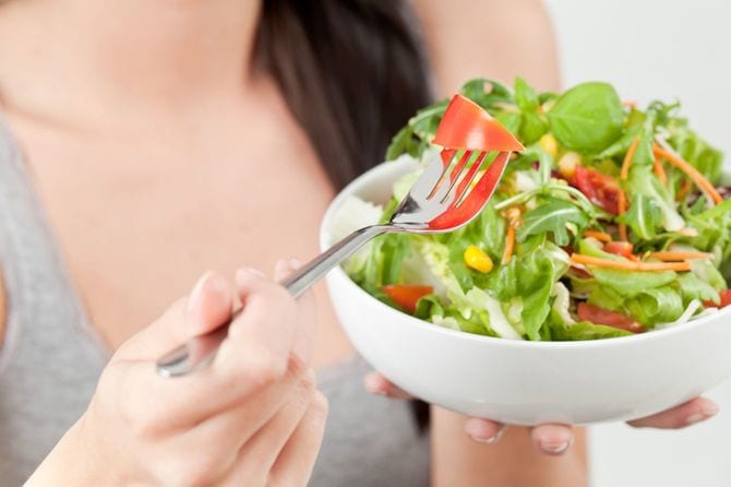 サラダを手に持つ女性