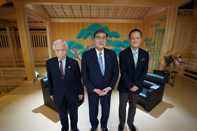 特別対談を行った小長氏（左）、石破氏（中央）と司会の春川氏。