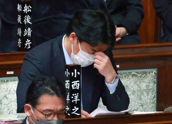 参院本会議に臨む立憲民主党の小西洋之氏＝2023年4月7日午前、国会内