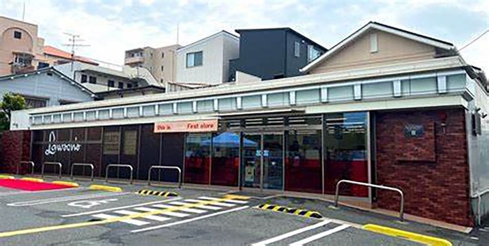 大阪・吹田にある一号店の外観を再現したローソン。