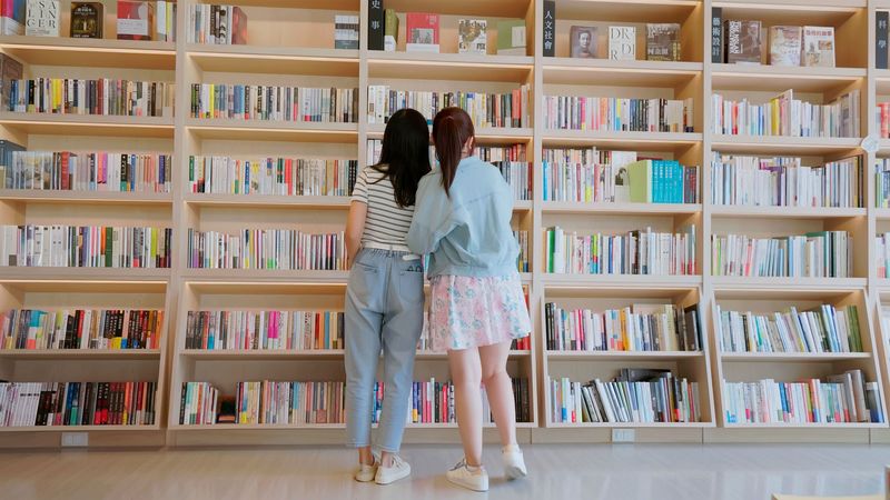 スマホ断ちと学力アップが同時に叶う…6児のママFPが夏休みの子どもたちを毎日朝から送り込む最強の場所 夏休みの居場所問題をタダで解決するすごい図書館の使い方