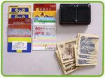 <strong>【サイフ3】</strong><br>
財布は持たず、お札を直接ポケットに入れ、カードケースだけを持っている。カードの中身は、歌舞伎カード、ナナコ･･････。これが診断の決め手に！？