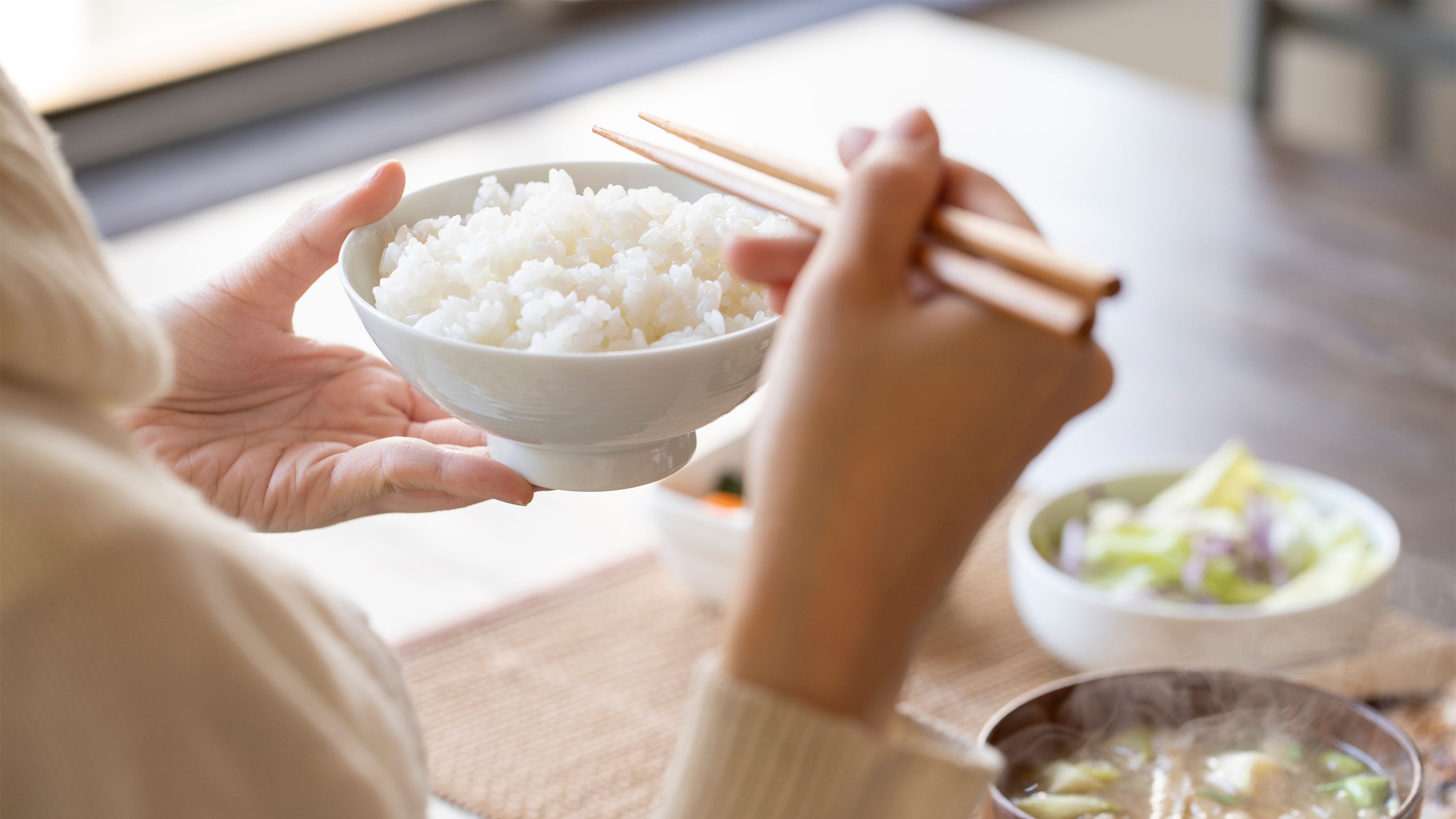 つい育ちが出てしまう 知らないと恥ずかしい 下品なお箸の持ち方 親指が上にはみ出していないか President Online プレジデントオンライン