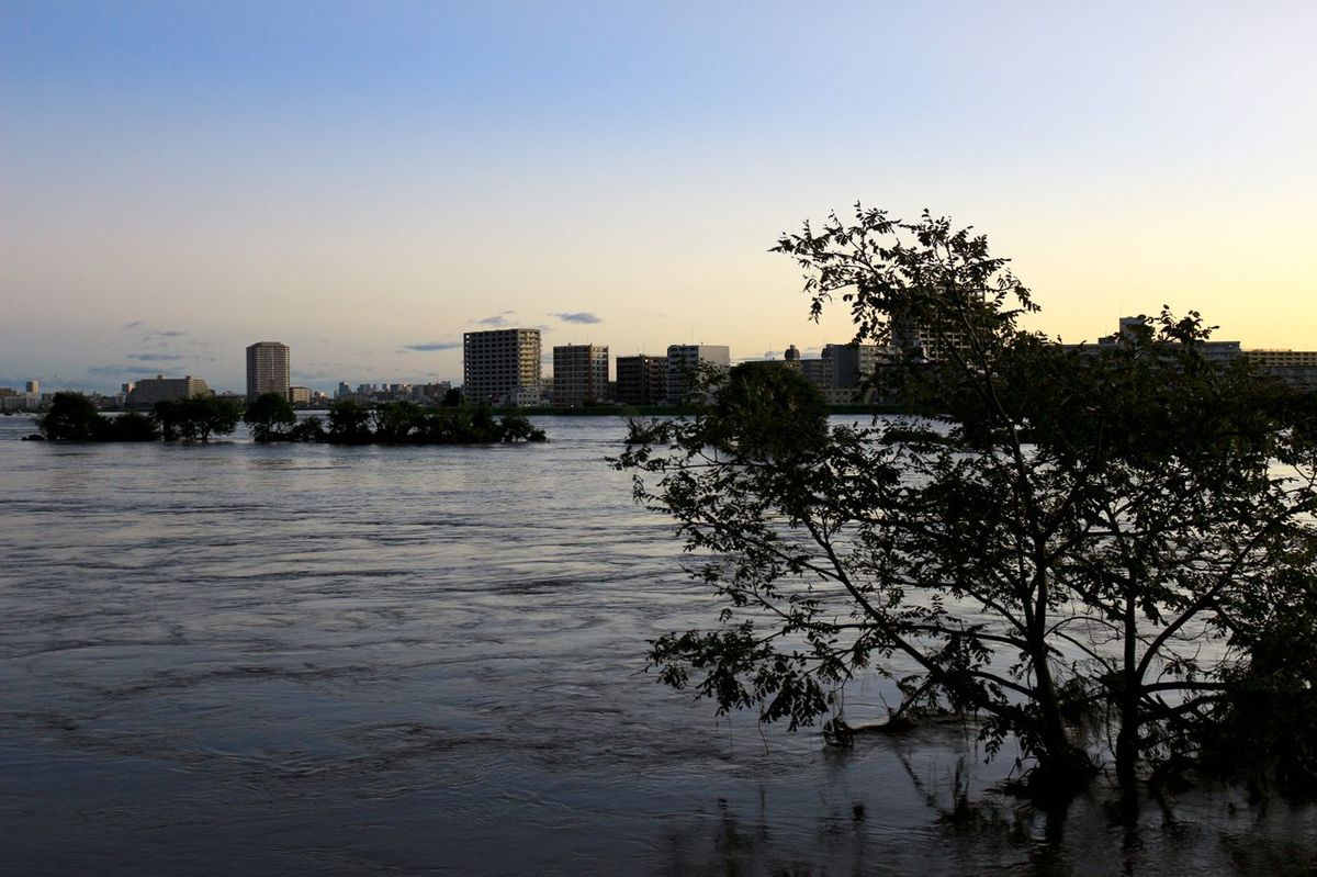 2019年10月13日に台風19号が大雨を伴った朝の多摩川下流域の風景