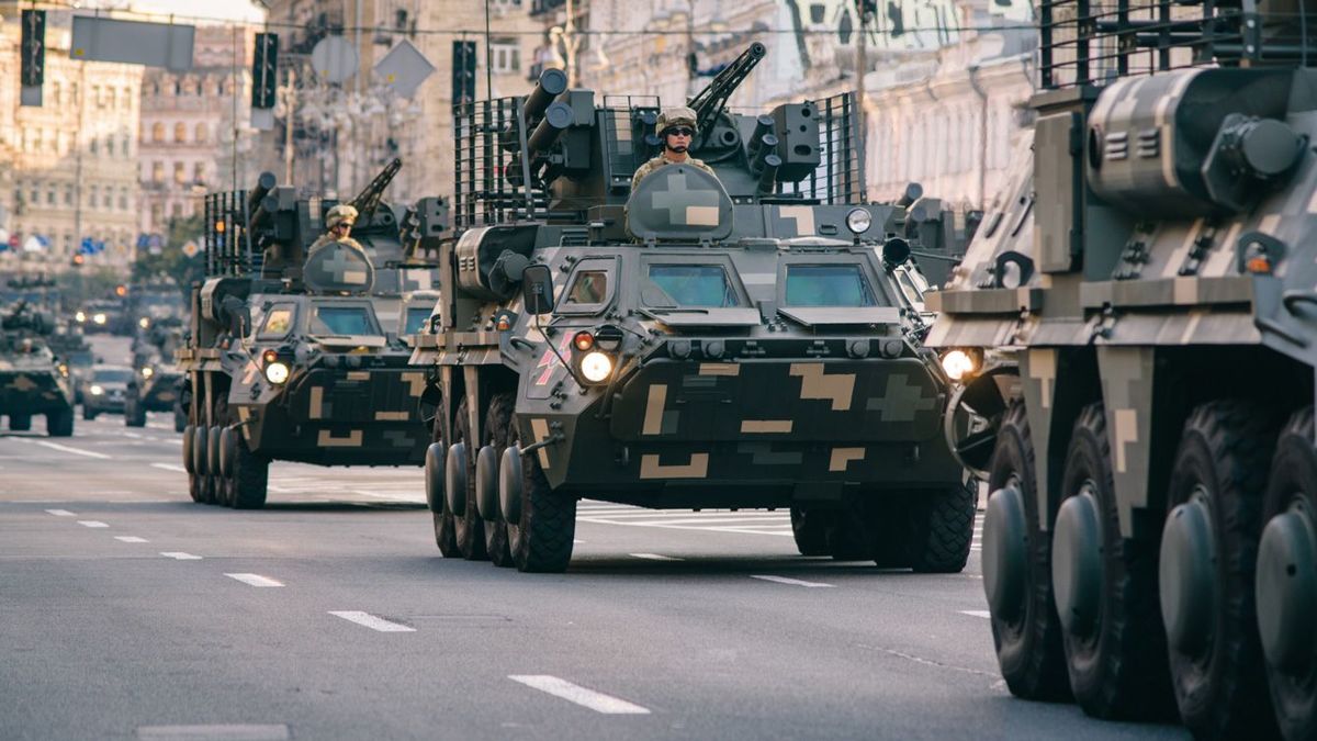フレシャティク通りを通過するウクライナ軍の車両