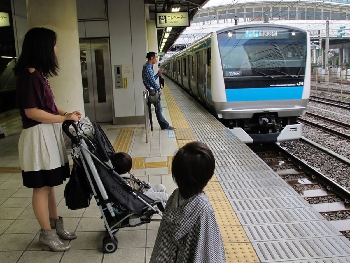 【写真7】電車のホームは狭くて危ない