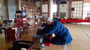 2020年比叡山の最乗院で作務（寺での労務で修行の一種）を行う髙橋美清さん。行院が終わったあとも、初心を忘れないため比叡山で修行を行う。「学びは一生続く」という