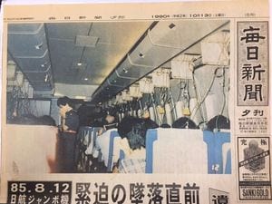小林が大切に保管している毎日新聞夕刊。