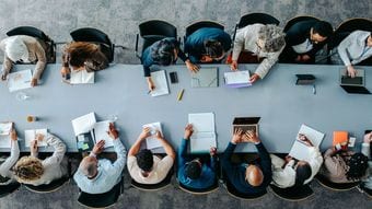 ｢何でもいいから意見出して｣より効果的…｢シーンとした気まずい会議｣を一瞬で変える上司のひとこと