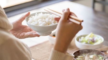 つい育ちが出てしまう 知らないと恥ずかしい 下品なお箸の持ち方 親指が上にはみ出していないか President Online プレジデントオンライン